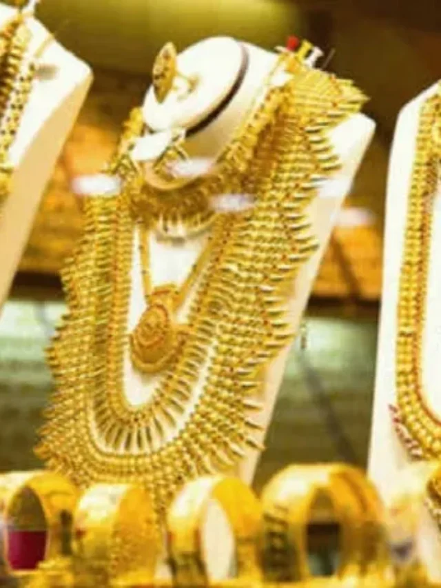Gold Price Update: सोना करीब 1800 तो चांदी 12000 रुपये मिल रही है सस्ती