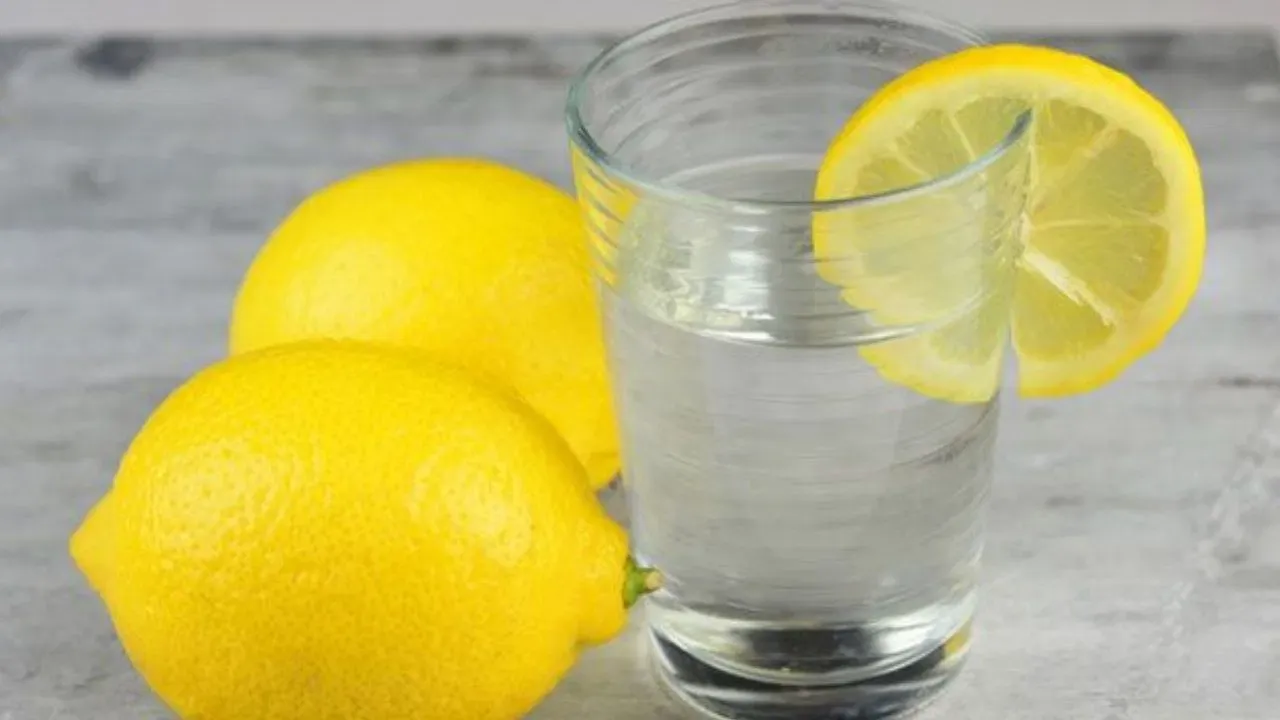 Lemon Water before Bed: सोने से पहले गर्म नींबू पानी पीने के लाभ